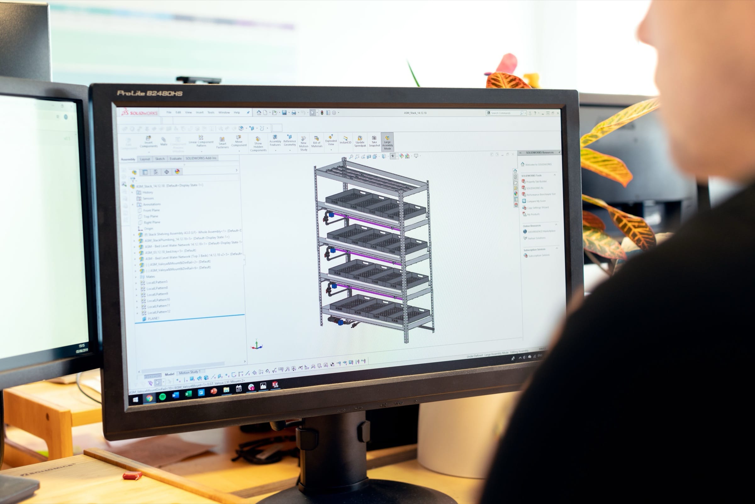 CAD model svařovaného rámu na monitoru.